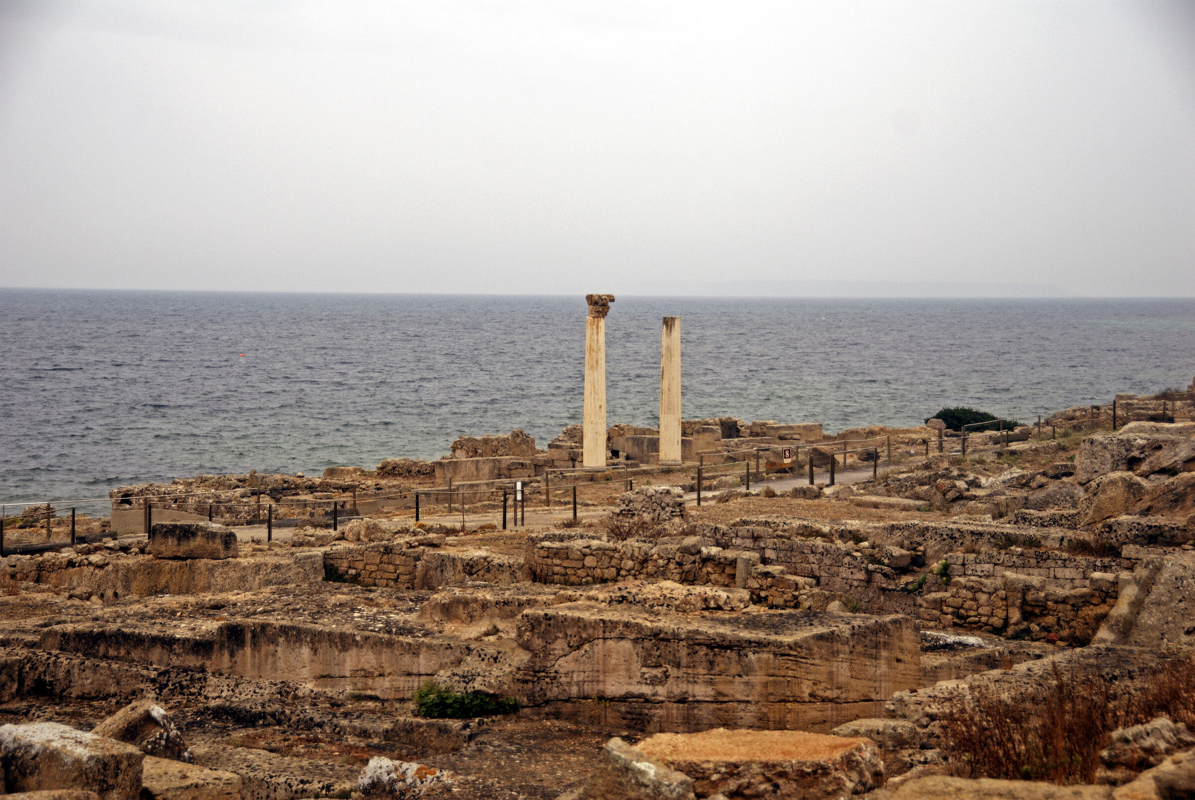 italien - sardinien - tharros- die corinthischen säulen