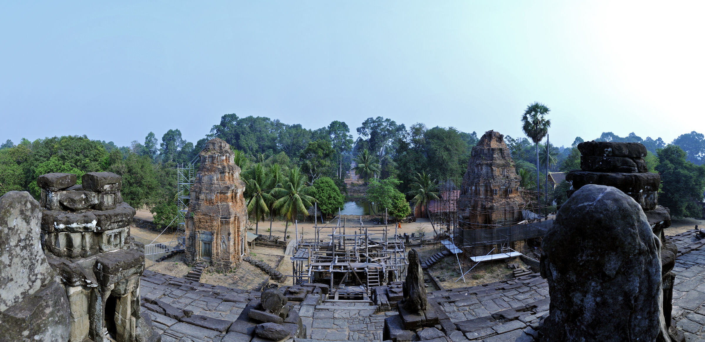 kambodscha - tempel von anghor - bakong - teilpanorama teil se