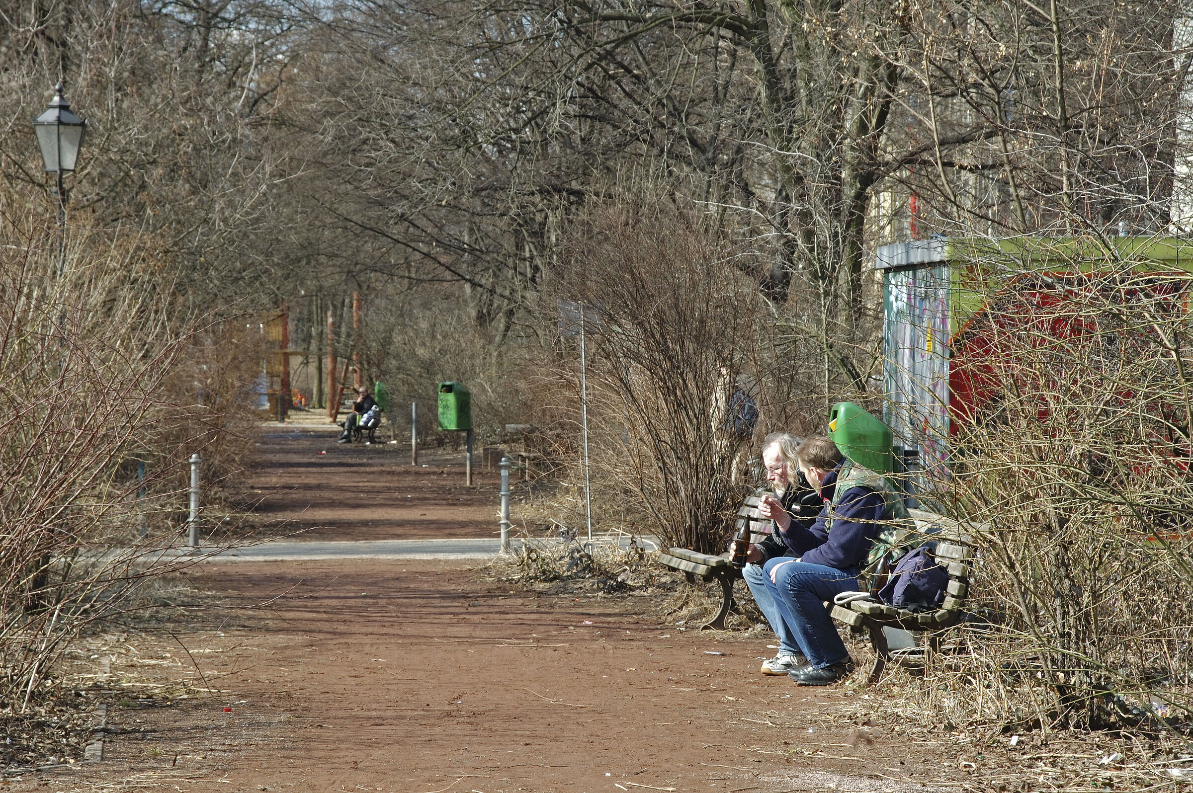 männer im park