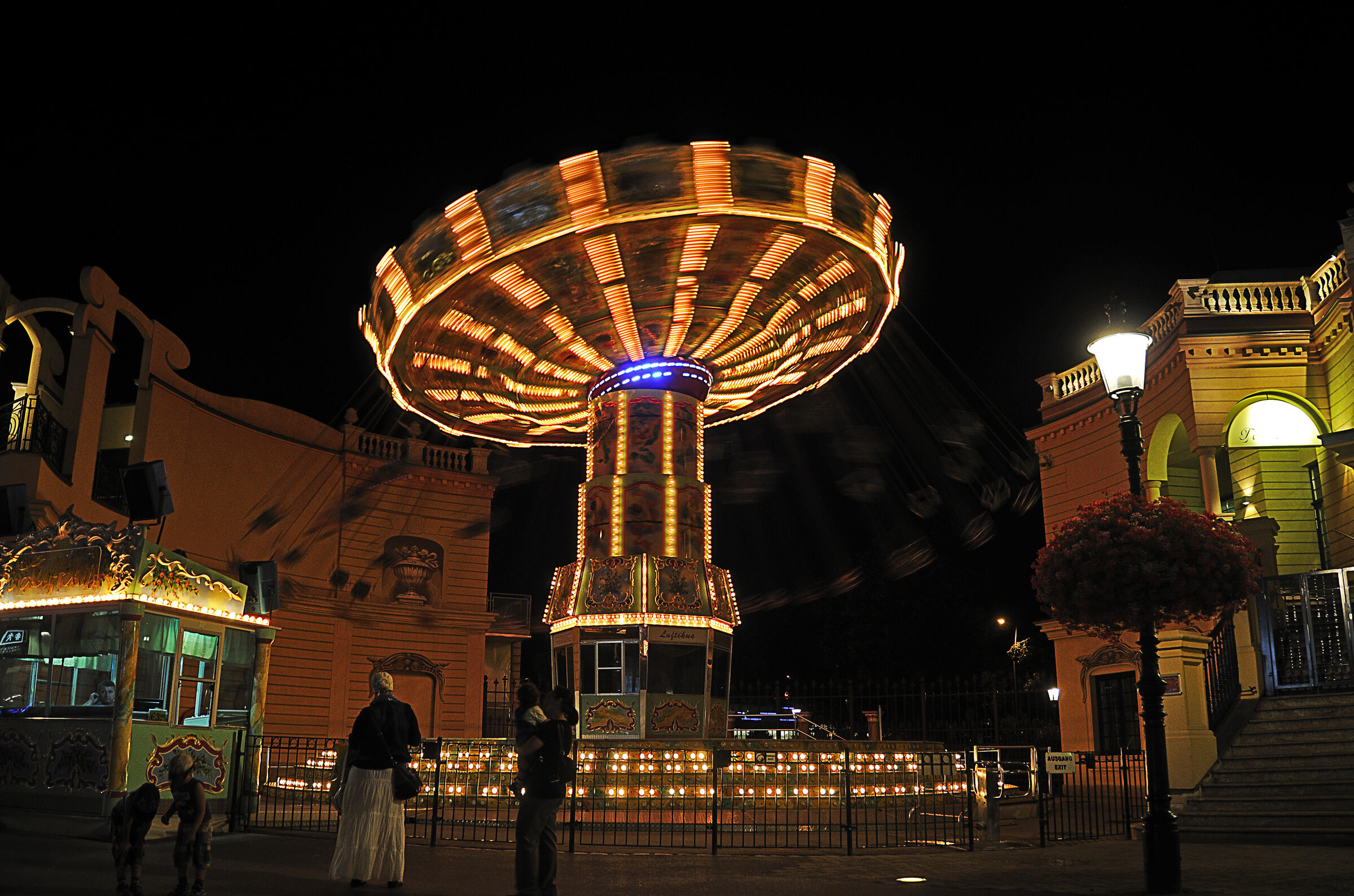 österreich - wien - night shots – prater - kettenkarussell