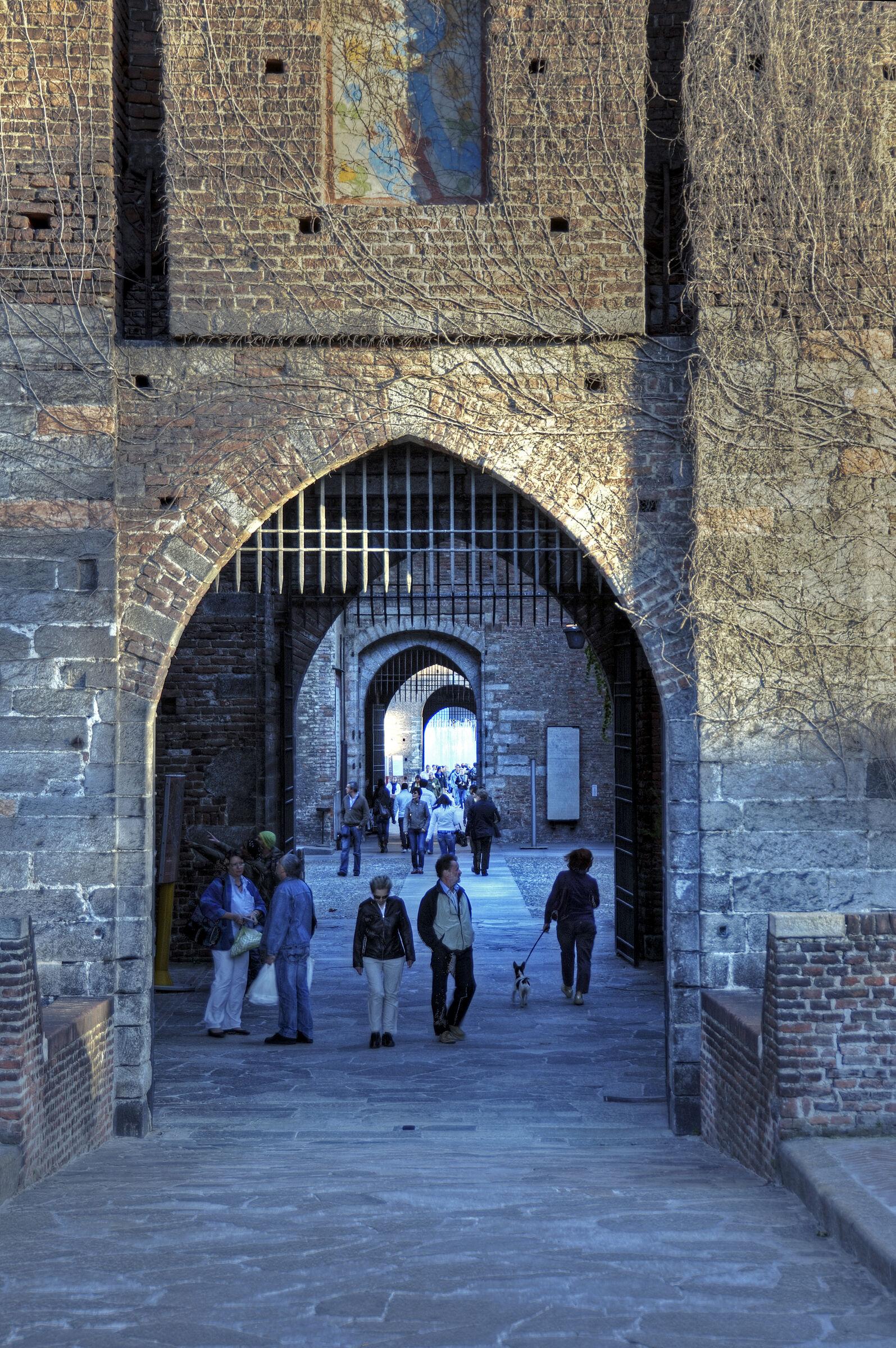 mailand (35) - castello sforzesco - der durchgang