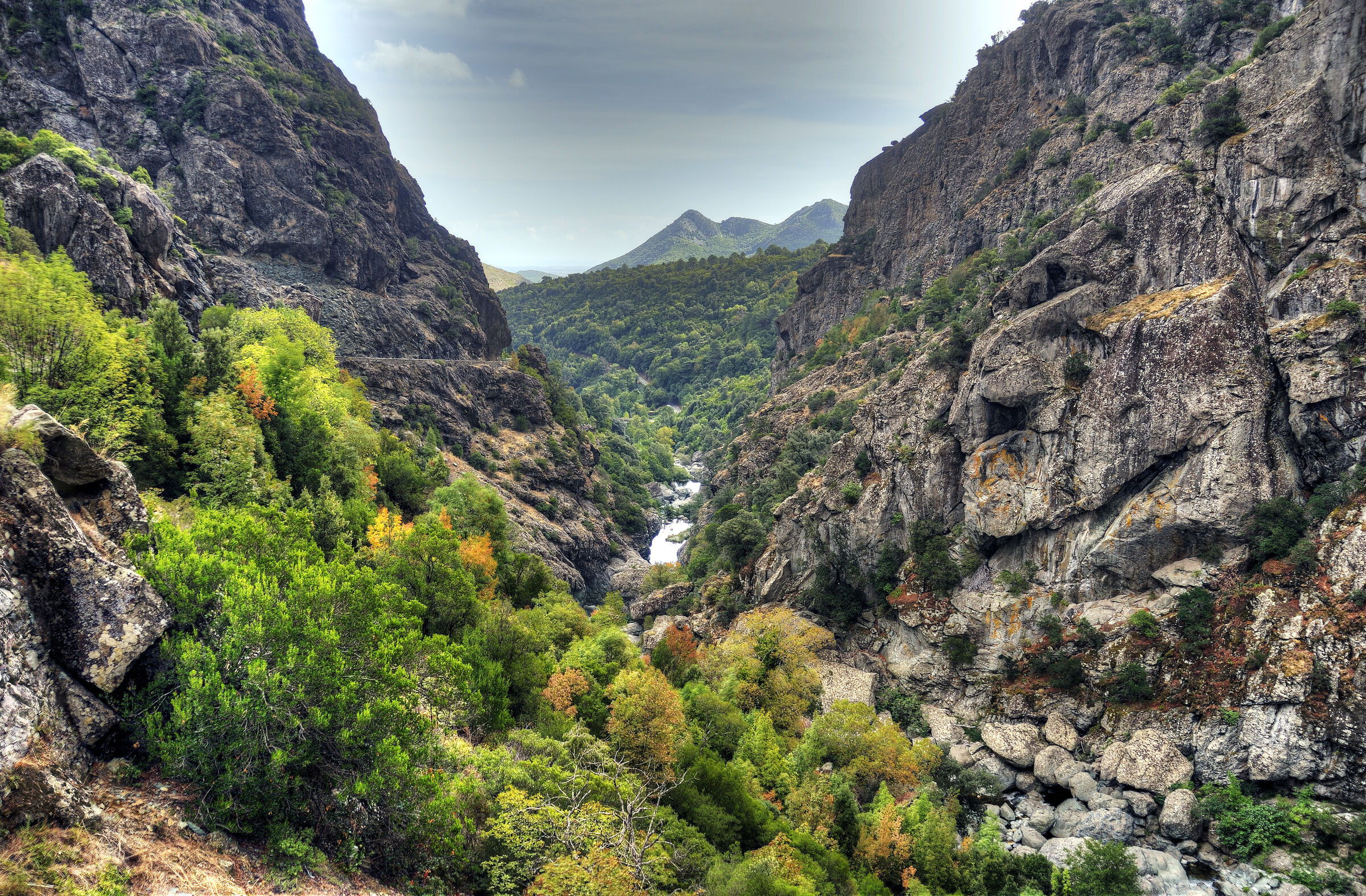 korsika - zwischen ghisoni und ghisonaccia - defilé de l`inzec