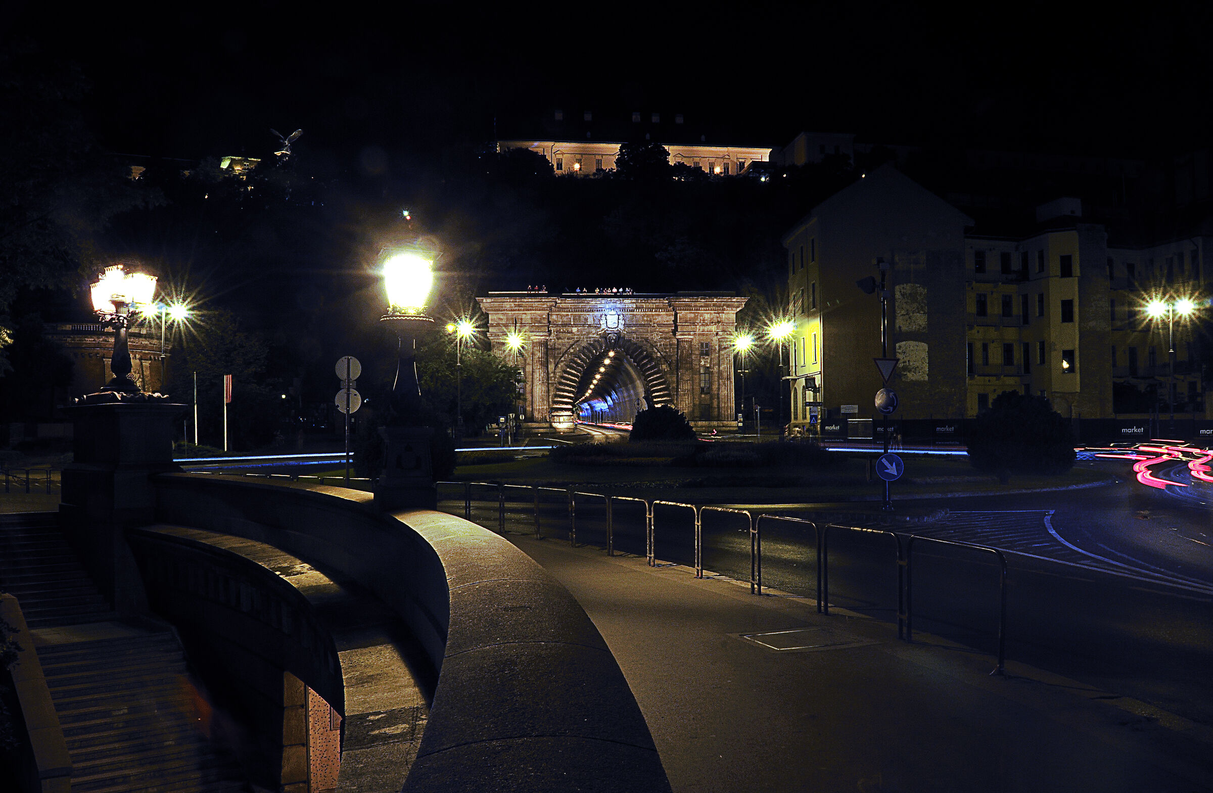 ungarn - budapest - night shots - der tunneleingang