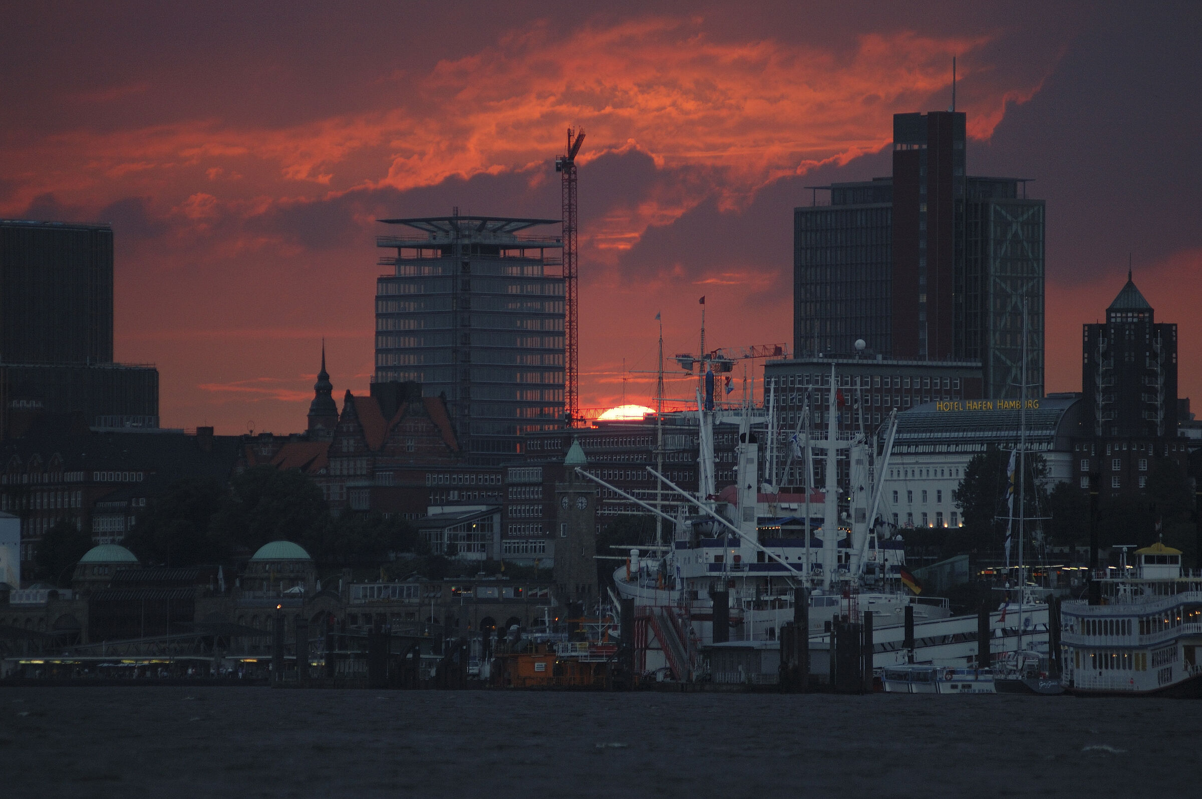 hamburg hafen (48) - sonnenuntergang st.pauli landungsbrücken