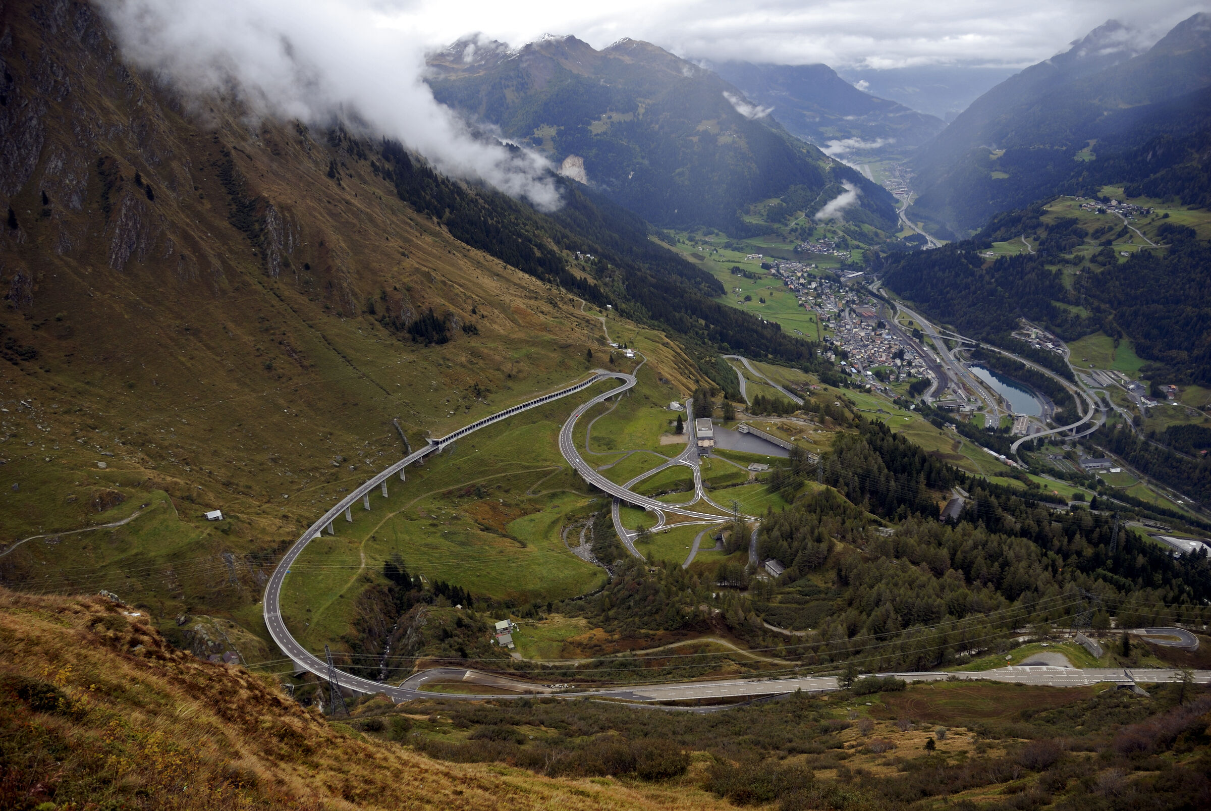 schweiz - gotthardpass - blick ins tal