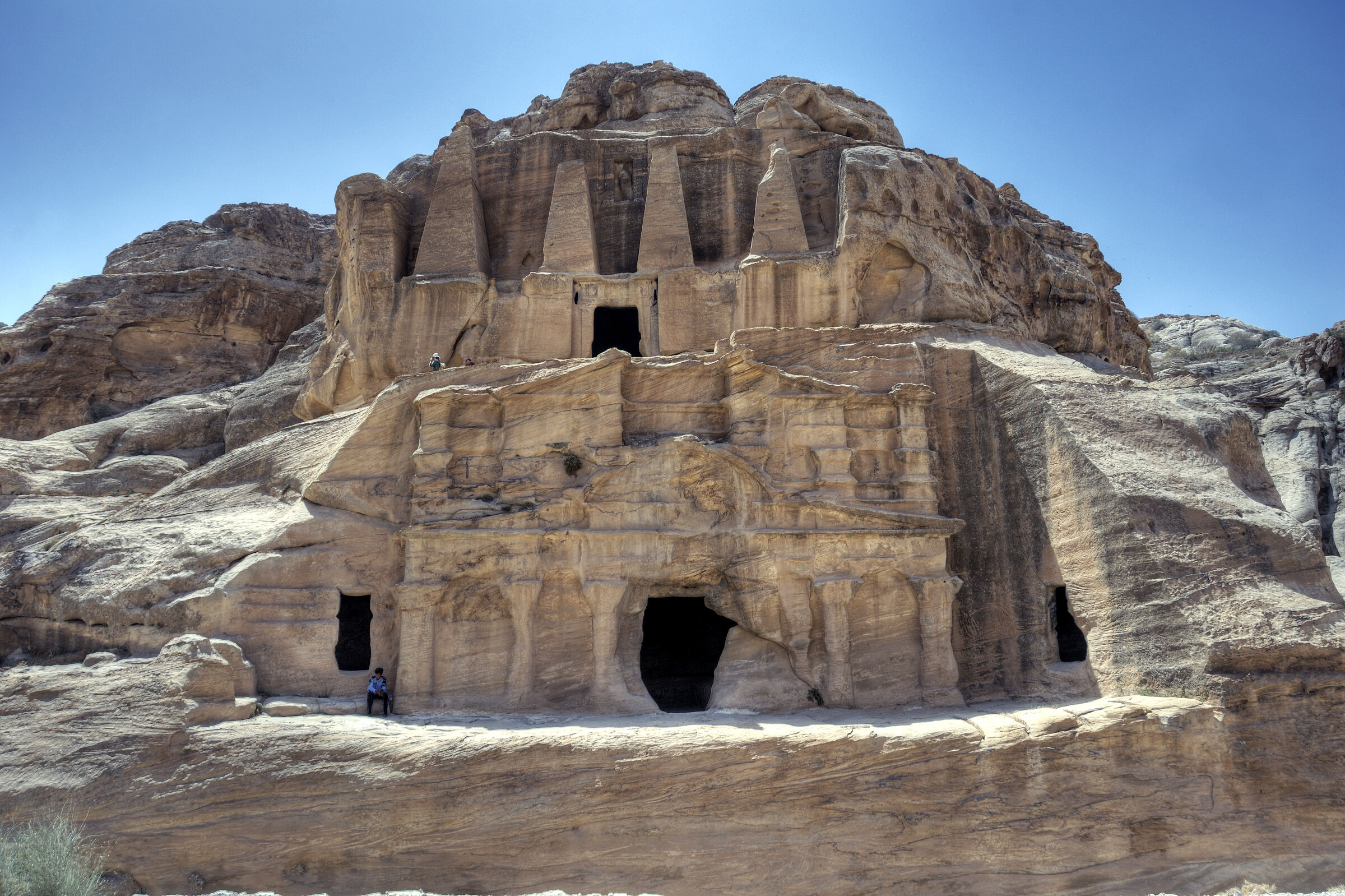 jordanien - petra - frontansicht obeliskengrab und bab-es-sik-