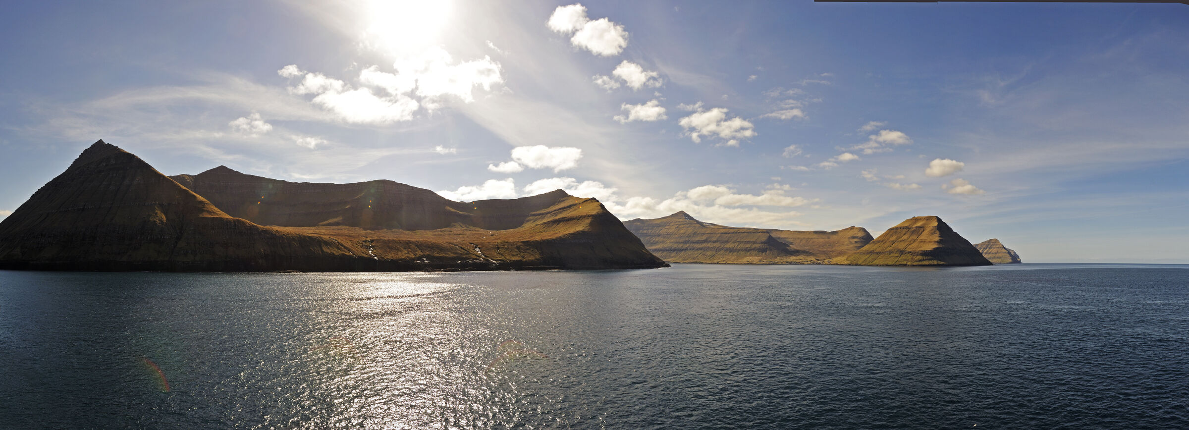 färöer inseln - vom schiff aus - oyndarfjord teilpanorama