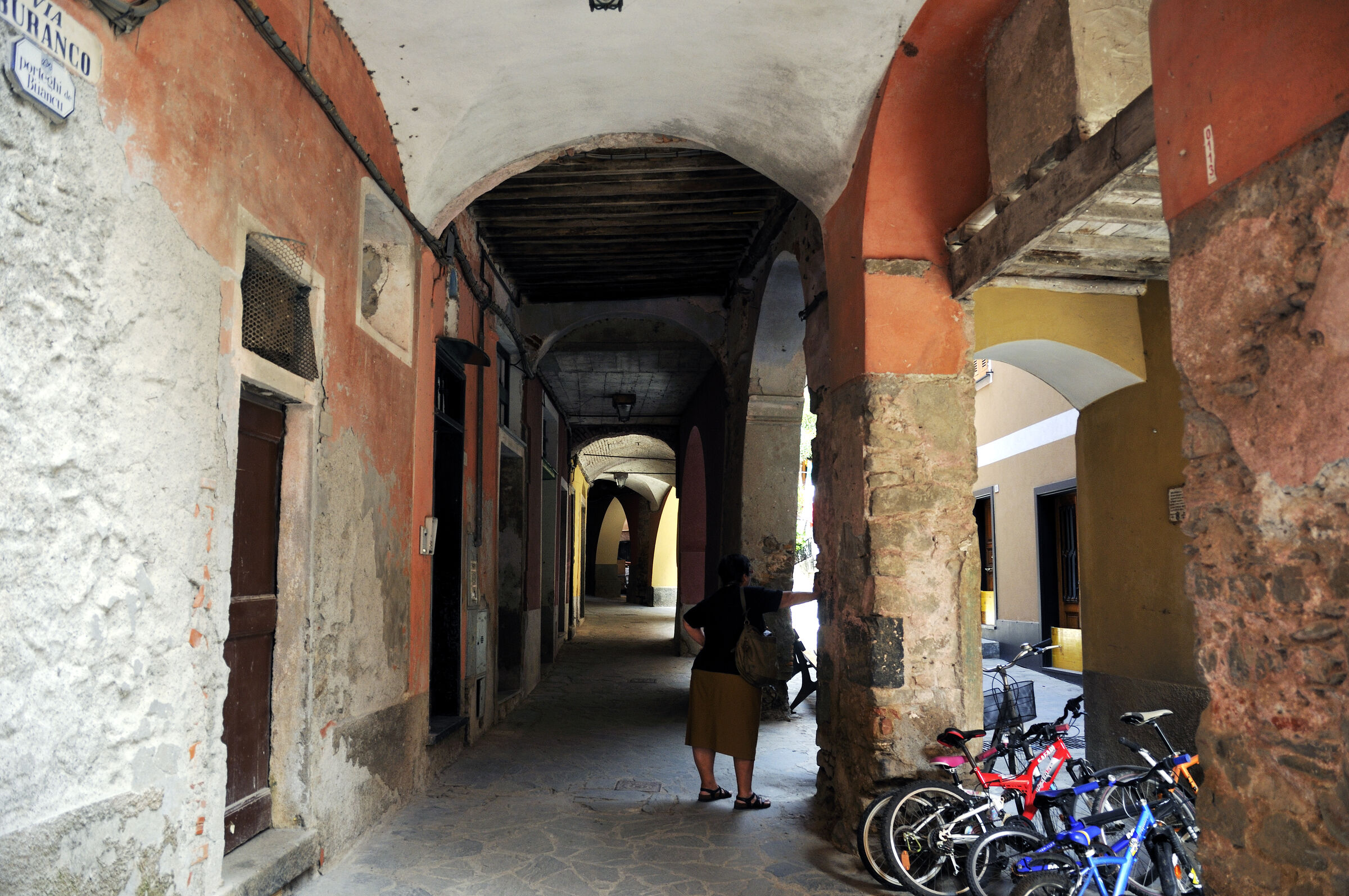 cinque terre – monterosso al mare– unter den arcaden