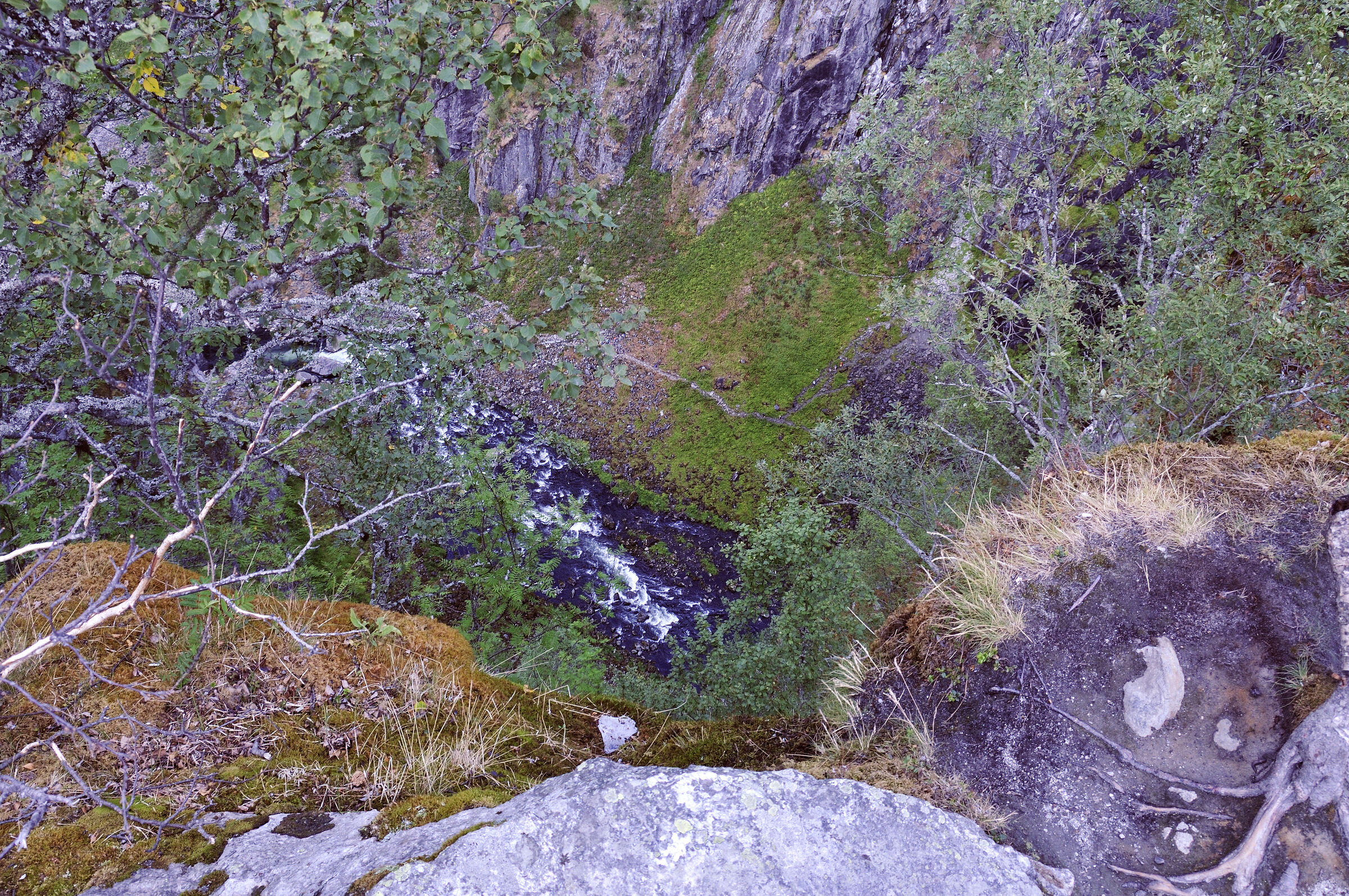 norwegen (48) - vøringsfossen - blick von oberhalb in die sch