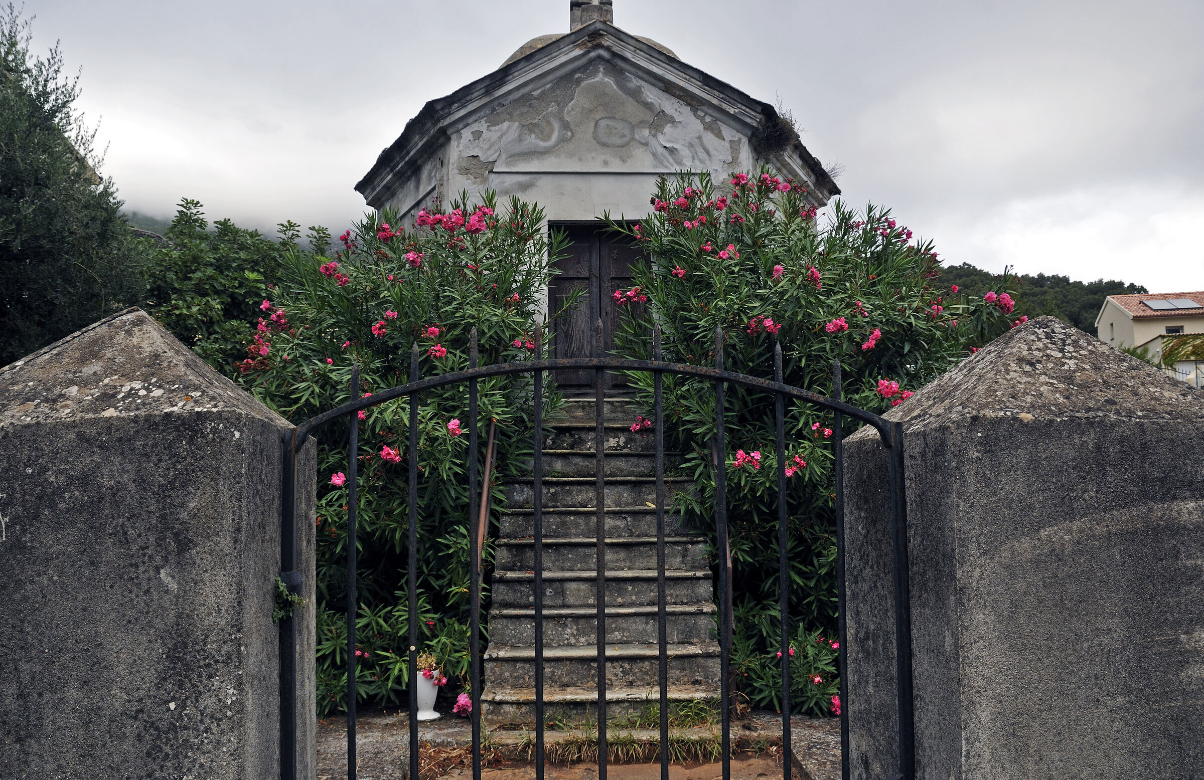 korsika - pietracorbara - mausoleum teil 2
