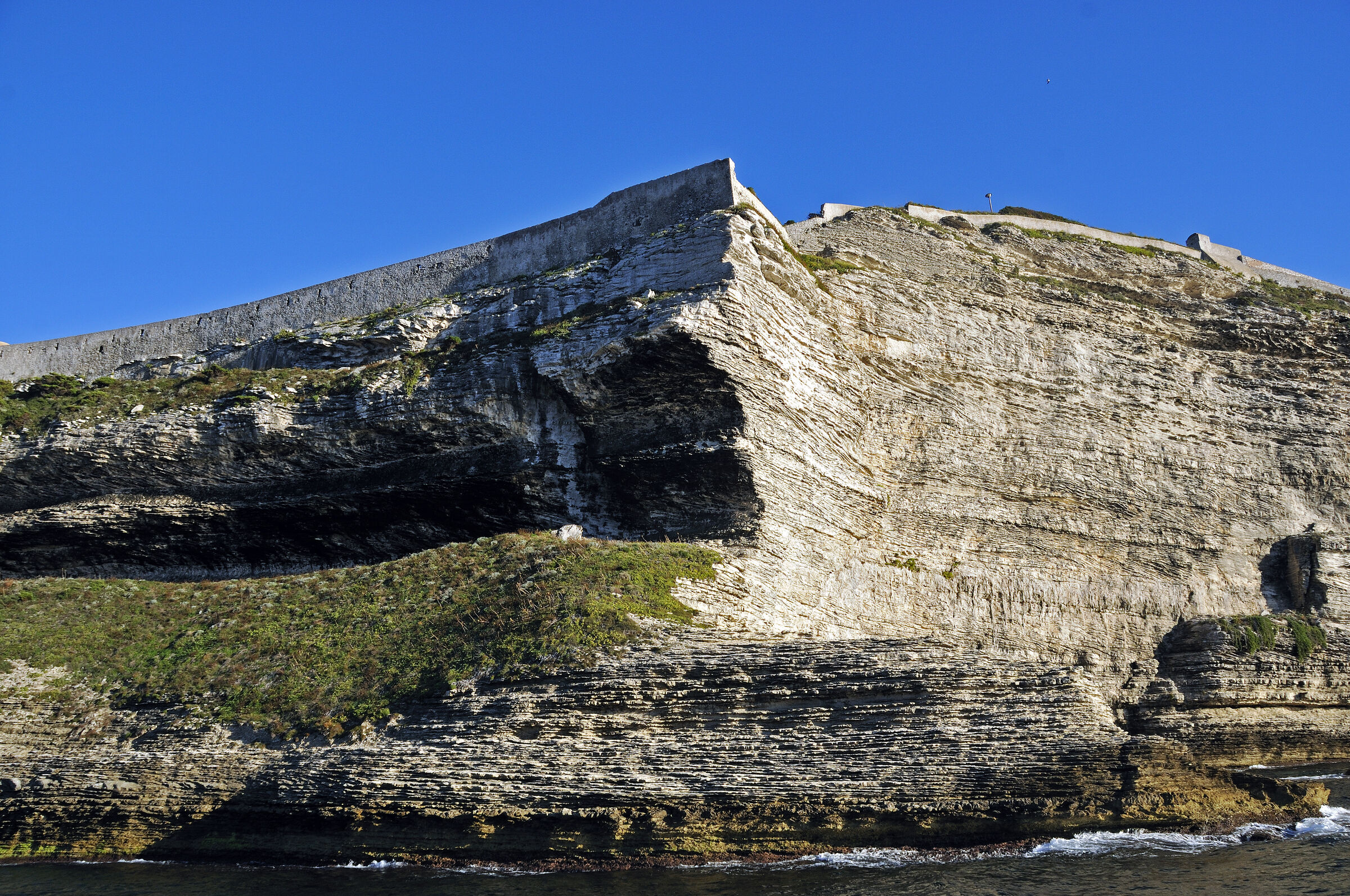 korsika bonifacio - vom schiff aus - die hafeneinfahrt