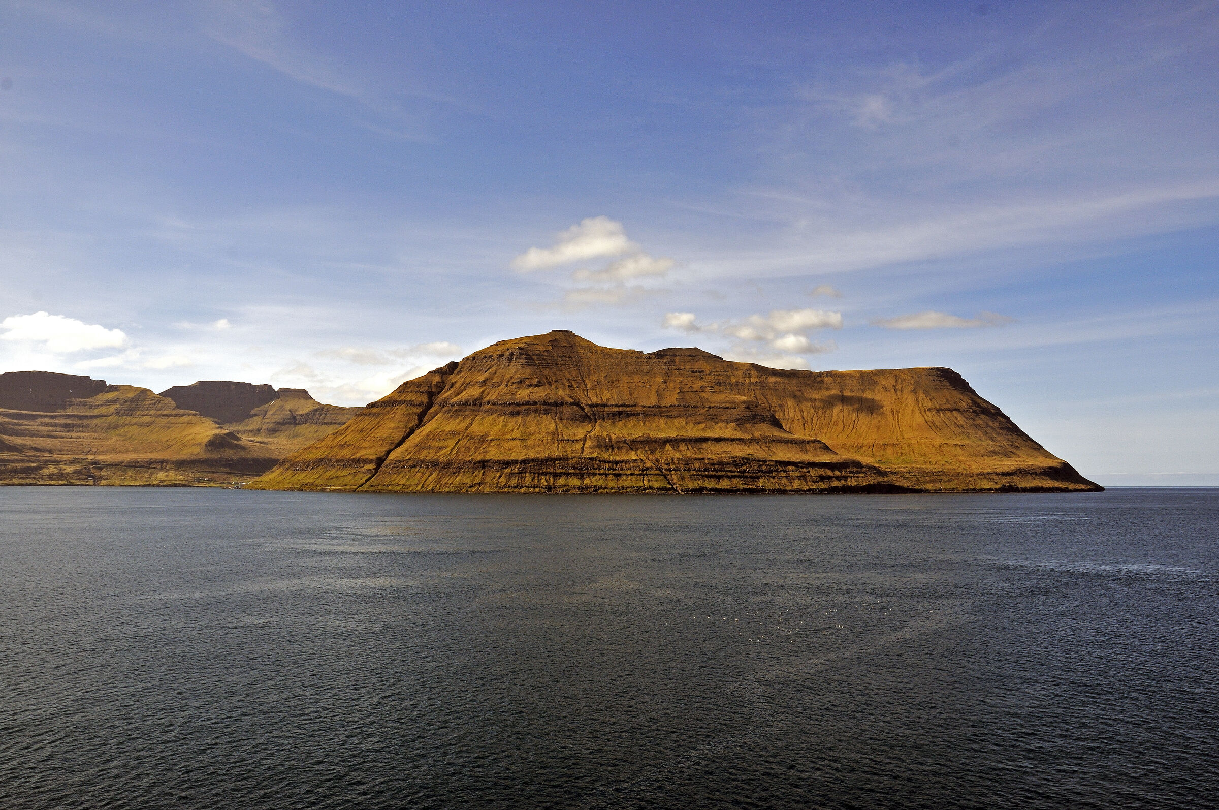 färöer inseln - vom schiff aus - bei fuglafjord