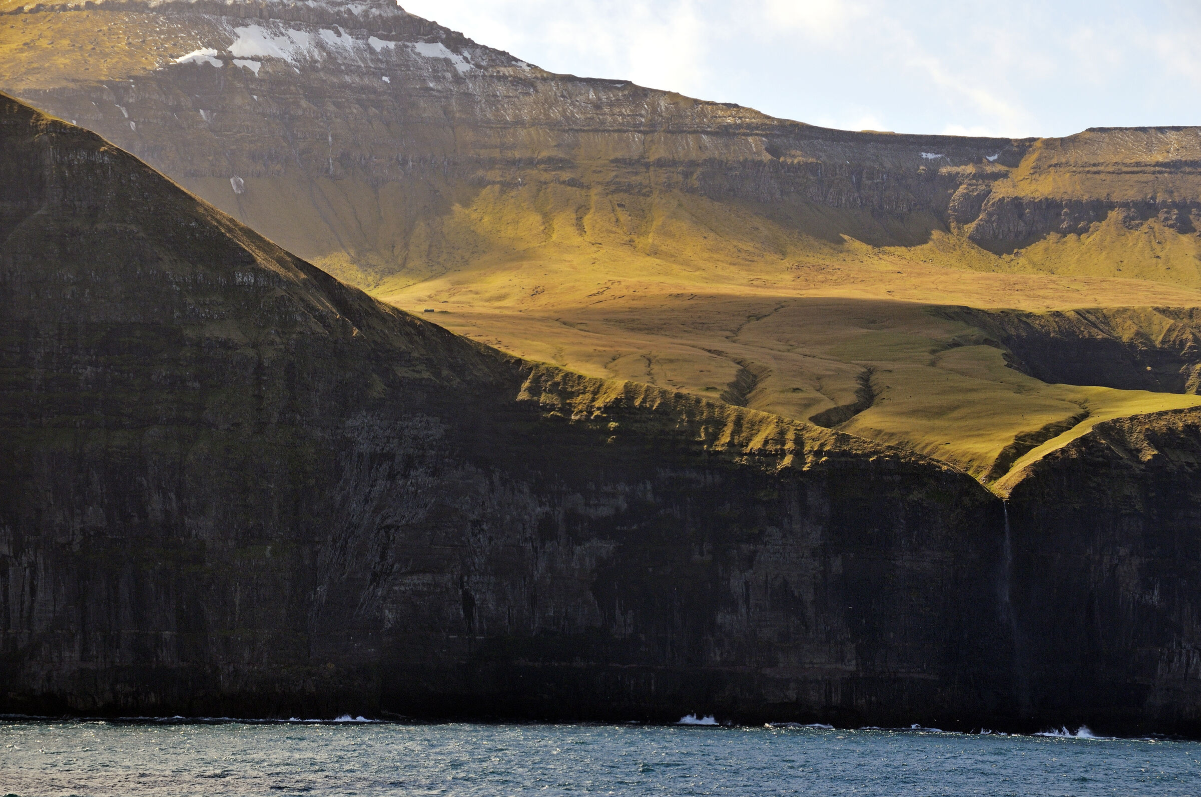 färöer inseln - vom schiff aus - die nordspitze