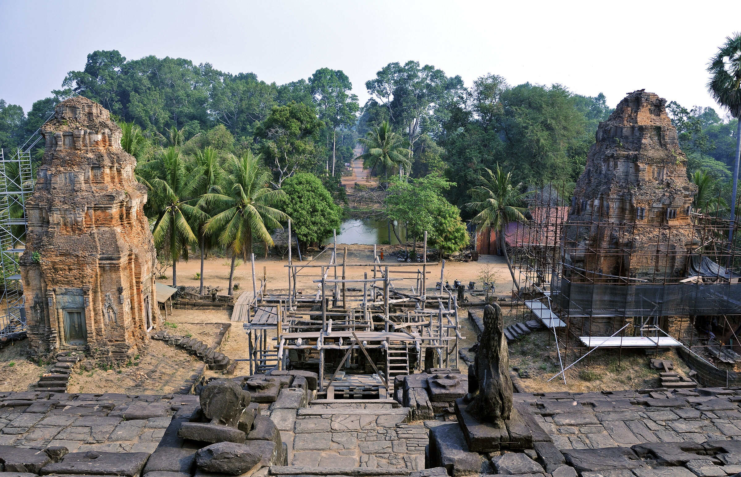kambodscha -
tempel von anghor -
lolei preak ho
bahong ban