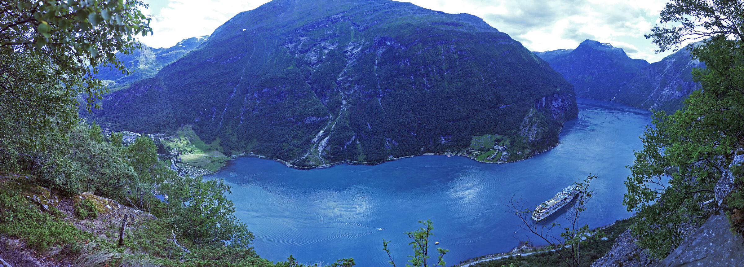 norwegen (113) - geiranger fjord - von oben - teilpanorama