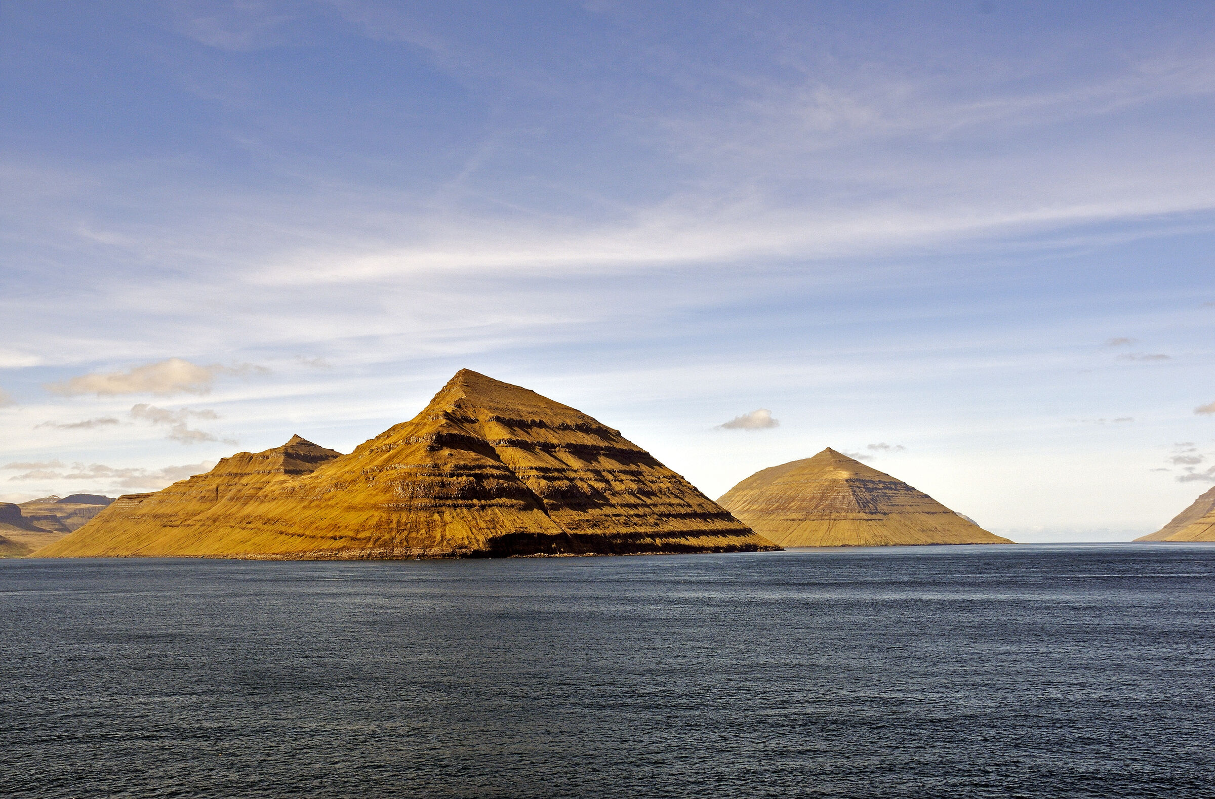 färöer inseln - vom schiff aus - gøtunes