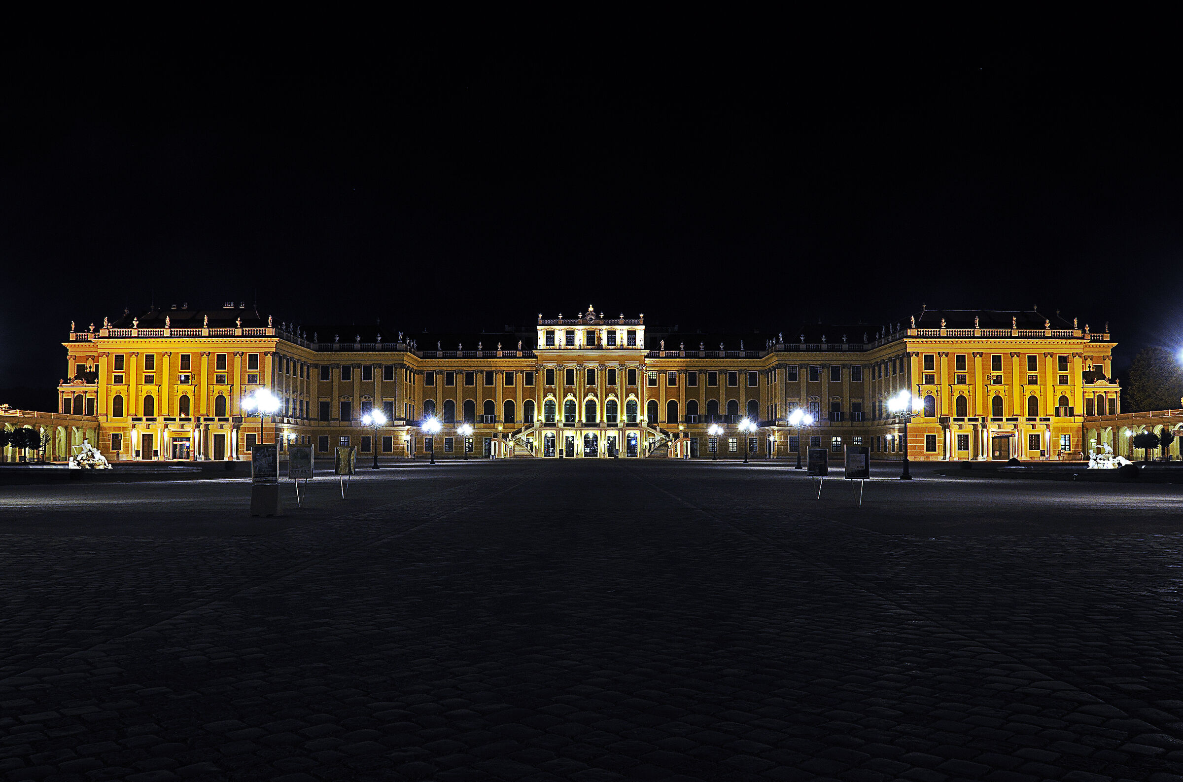 österreich - wien - night shots – schloss schönbrunn - der e