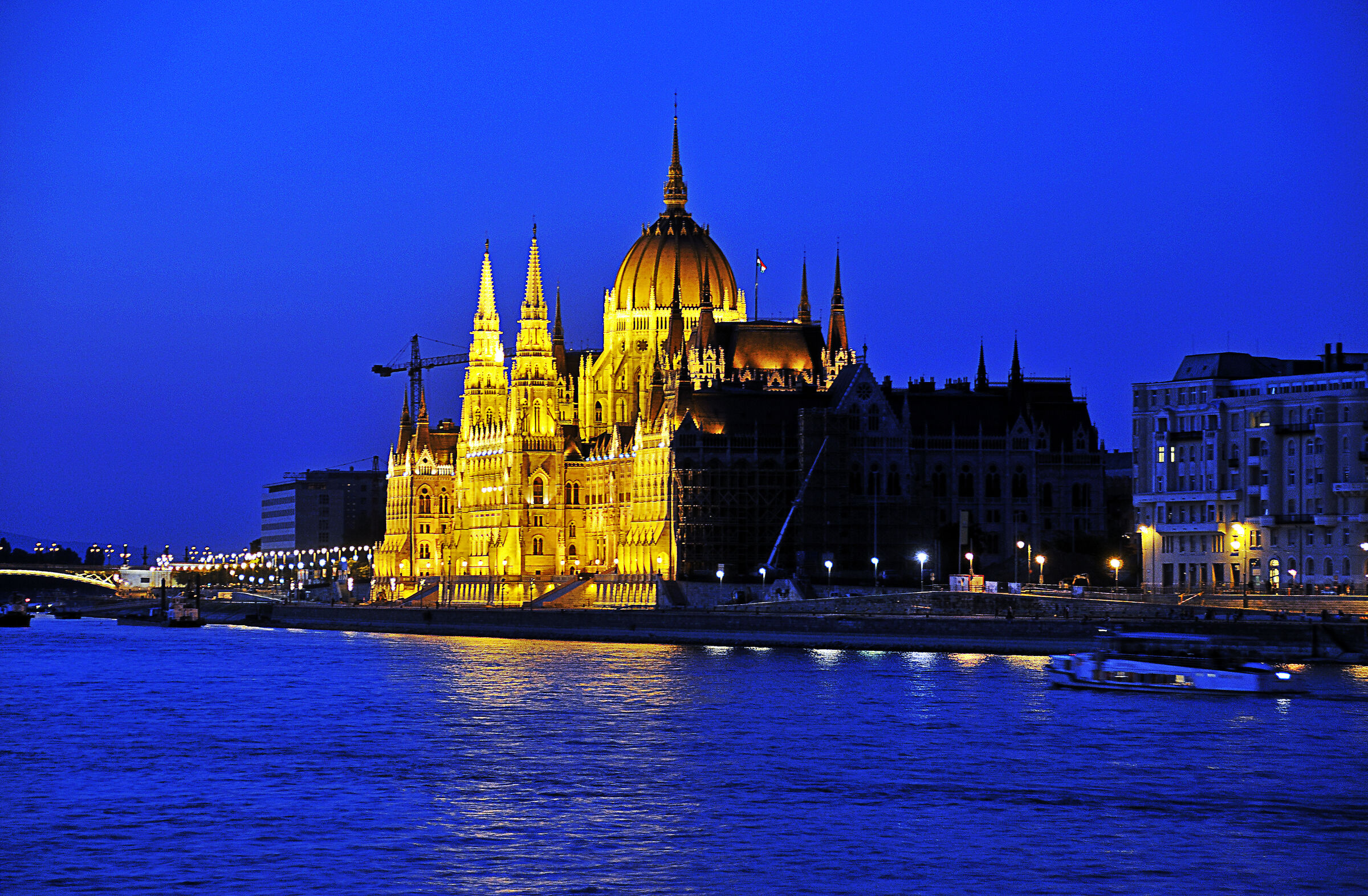 ungarn - budapest - night shots - parlament blaue stunde