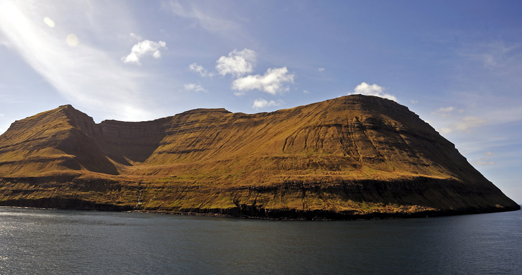 färöer inseln - vom schiff aus - bei fuglafjord teilpanorama