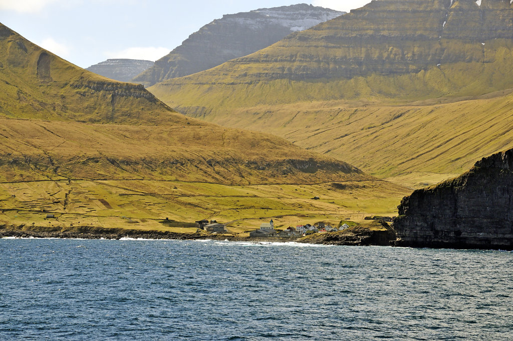 färöer inseln - vom schiff aus -  gjógv