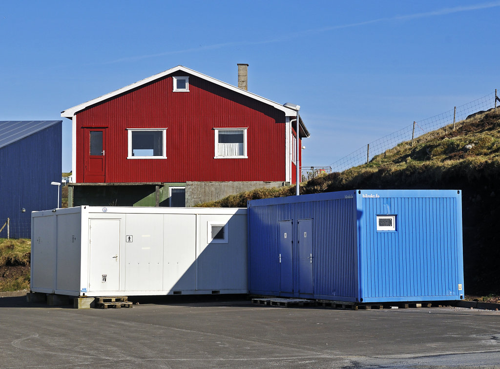 färöer inseln - thorshaven - am stadium - blau weiß rot