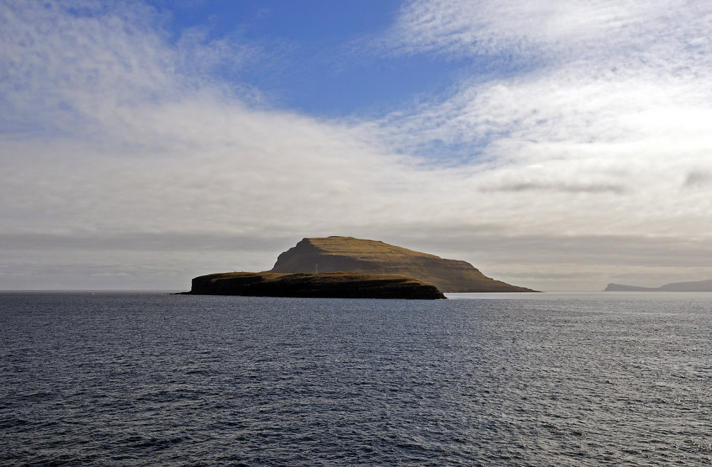 färöer inseln - vom schiff aus - nólsoy