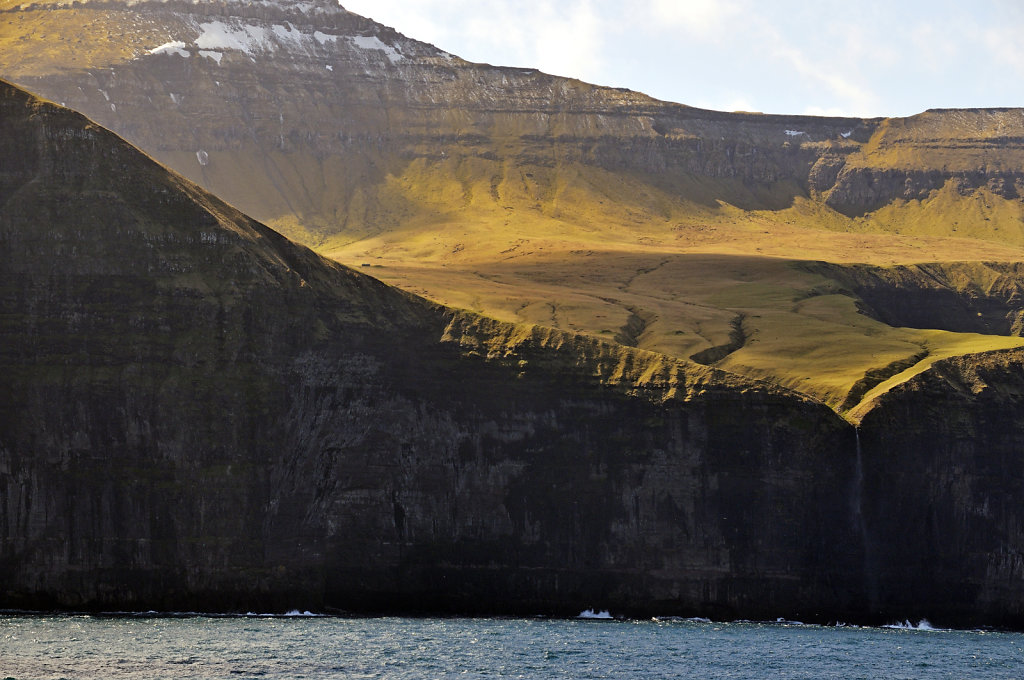 färöer inseln - vom schiff aus  - die nordspitze