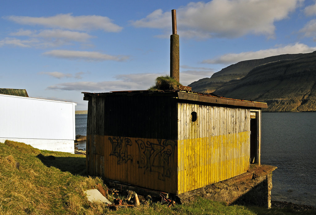 färöer inseln - kollefjord - im ort - spuren der vergangenheit