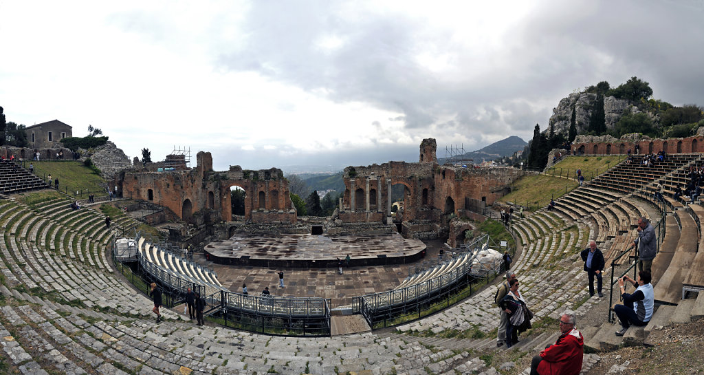 amphittheater - teilpanorama - oberhalb - taormina 2015 (07)