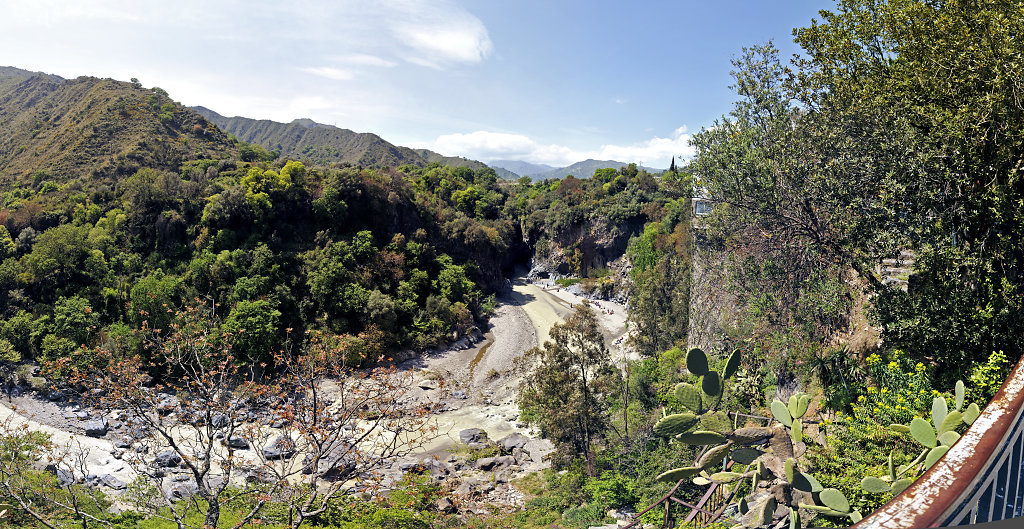 gole dell `alcantara - teilpanorama  - 2015 (01)