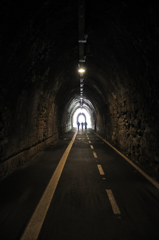 cinque terre - zwischen levanto und bonassola - im tunnel