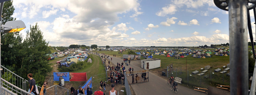 fusion 2013 - (33) - teilpanorama camp fußgängerbrücke