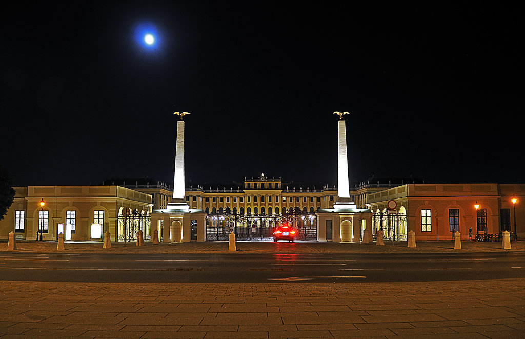 österreich - wien - night shots – schloss schönbrunn -  port