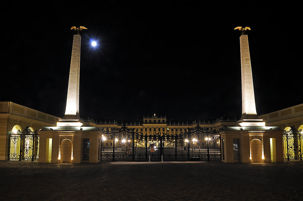 österreich - wien - night shots – schloss schönbrunn -  port