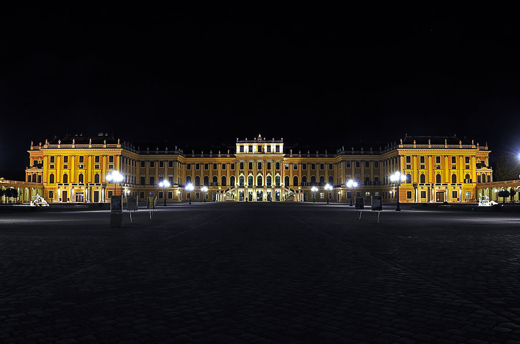 österreich - wien - night shots – schloss schönbrunn - der e