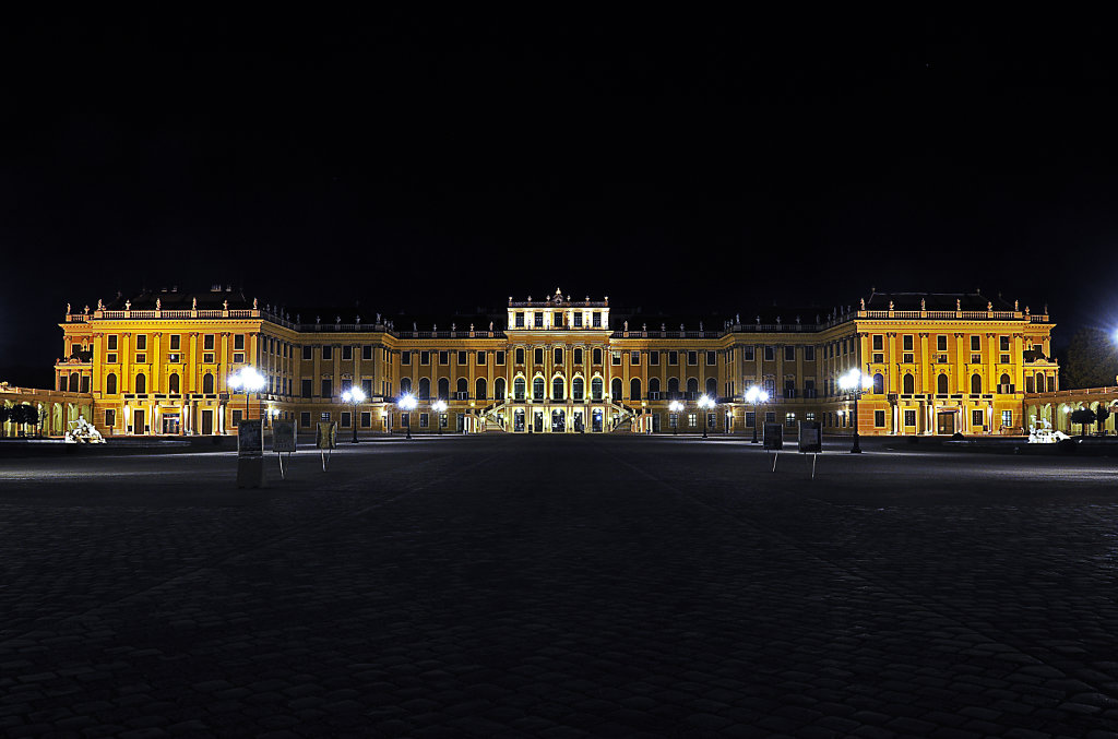 österreich - wien - night shots – schloss schönbrunn - der e