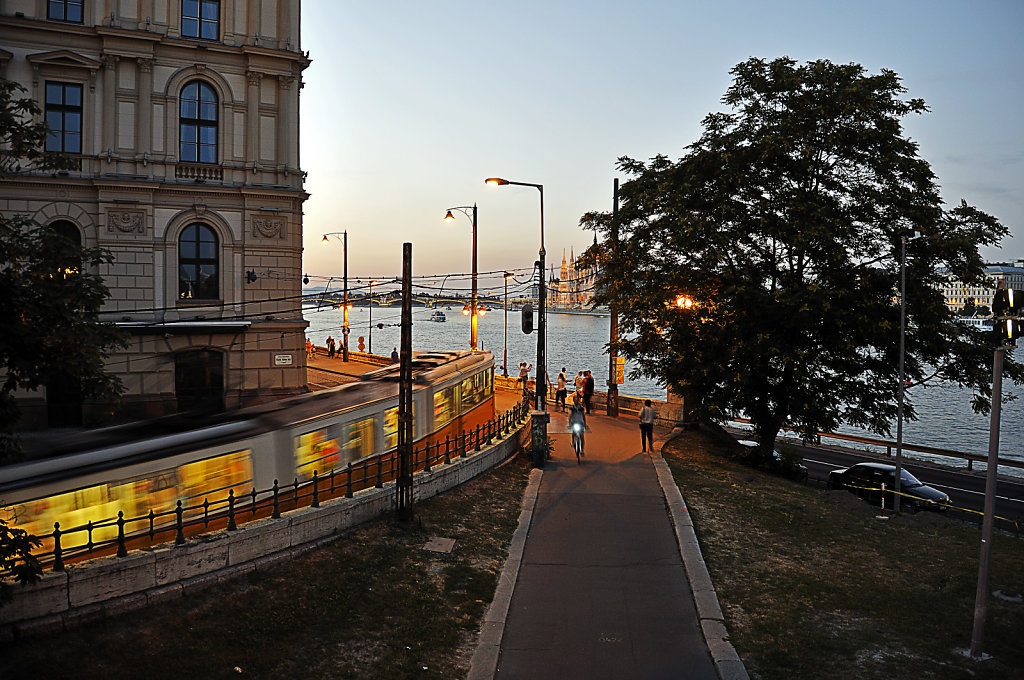 ungarn - budapest - night shots - budai also rakpart