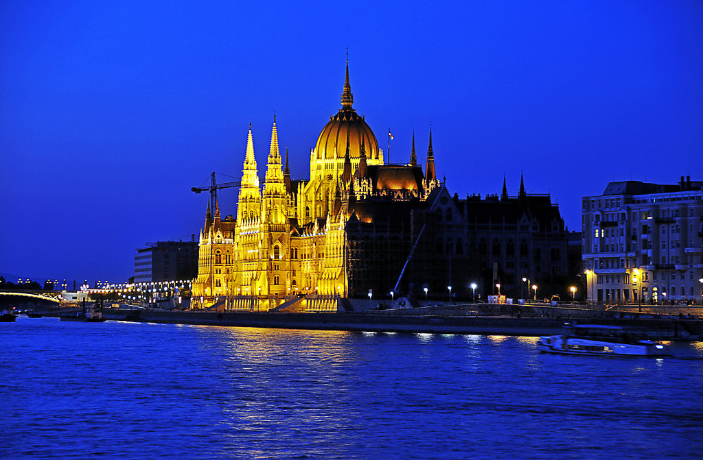 ungarn - budapest - night shots - parlament   blaue stunde