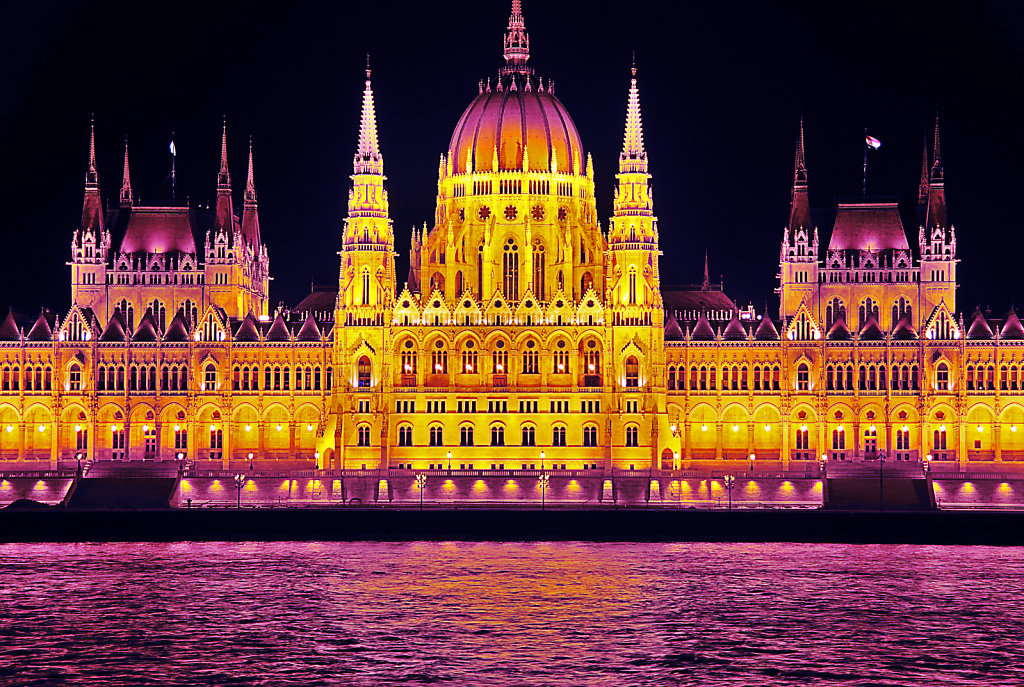 ungarn - budapest - night shots - parlament detail