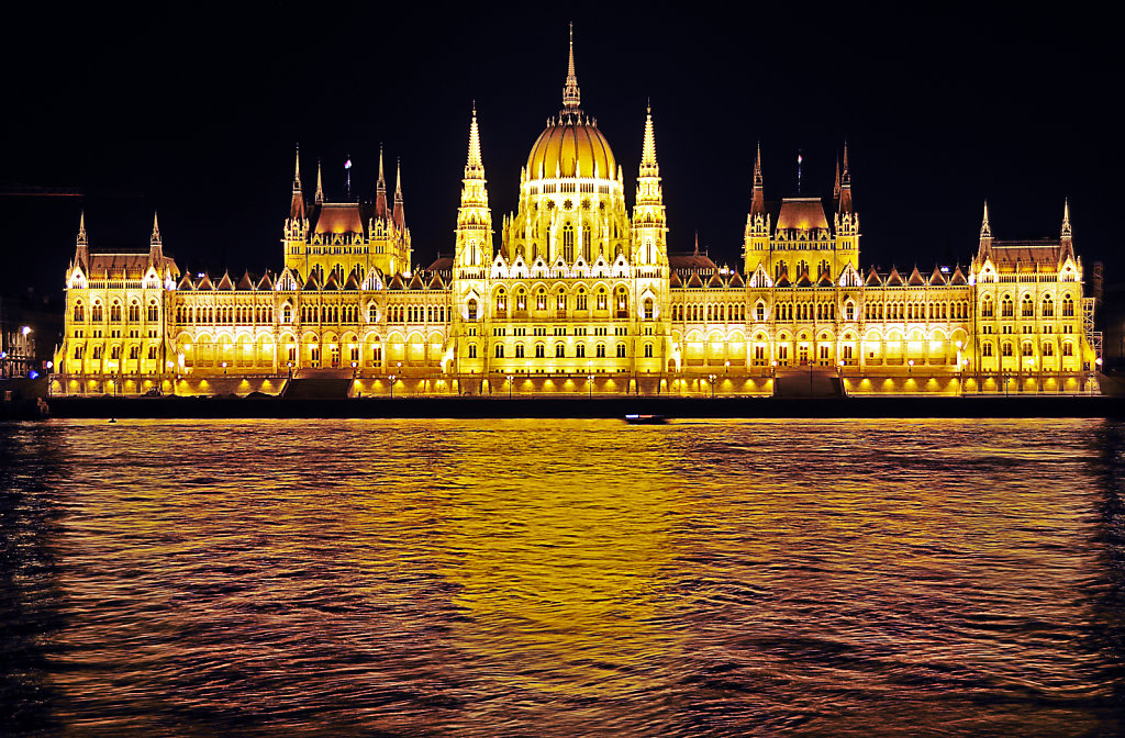 ungarn - budapest - night shots - parlament teil 4