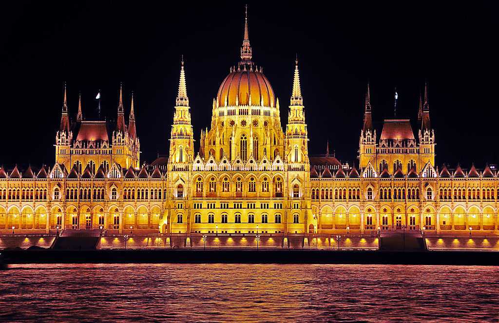 ungarn - budapest - night shots - parlament detail teil 2