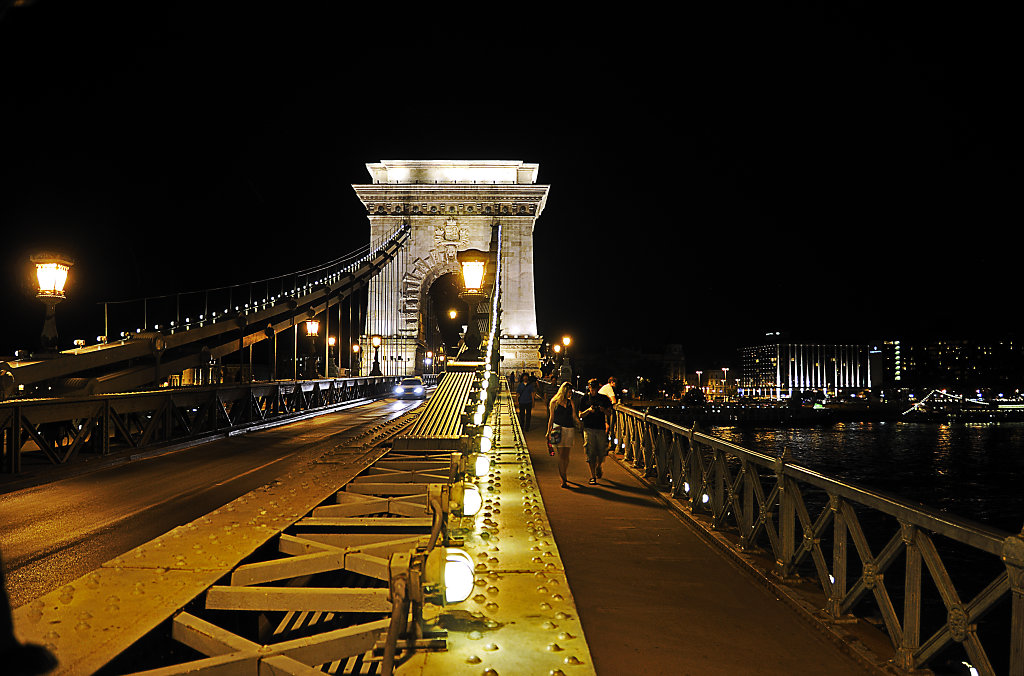 ungarn - budapest - night shots - auf der brücke