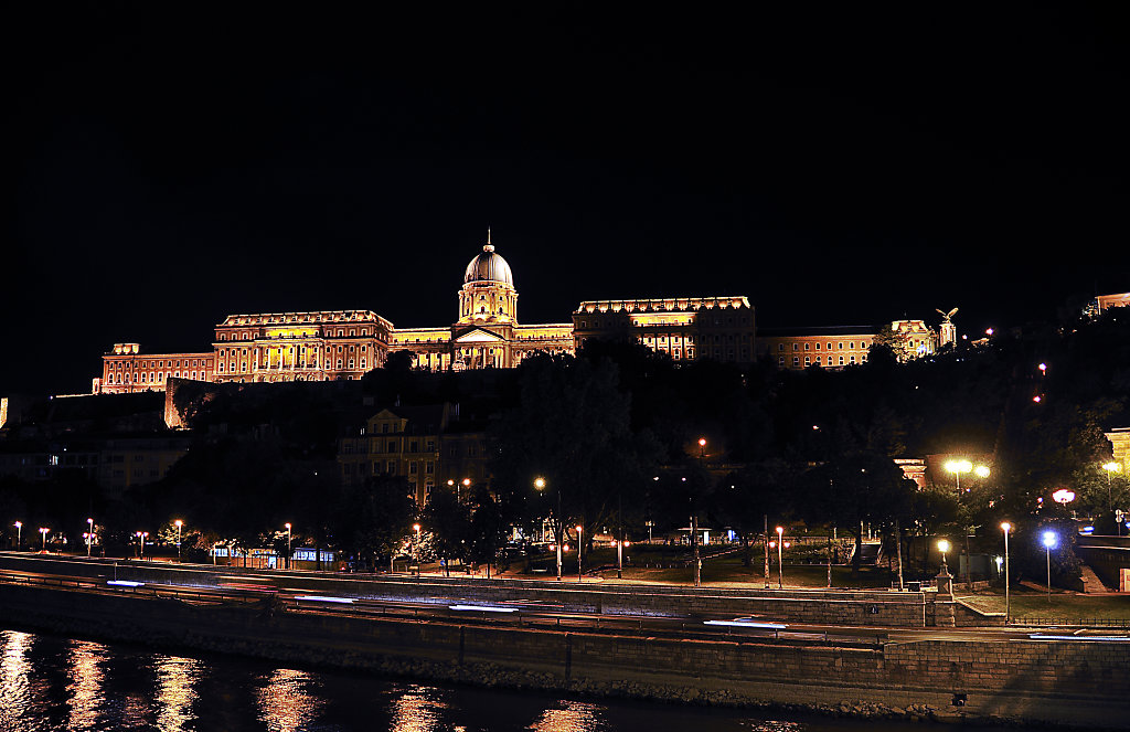 ungarn - budapest - night shots - burgpalast