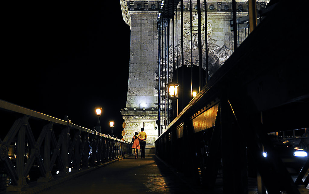 ungarn - budapest - night shots - der spaziergang