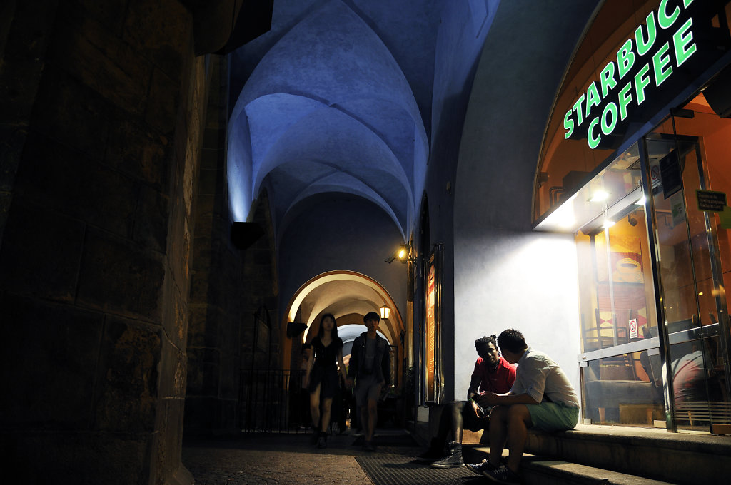 tschechien - prag - night shots - begegnung