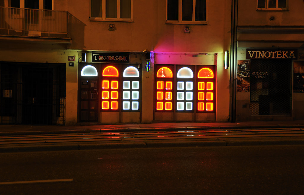 tschechien- prag- night shots – tsunami