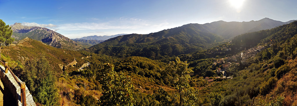 korsika  - vivario –  blick auf vivario und das tal - teilpano