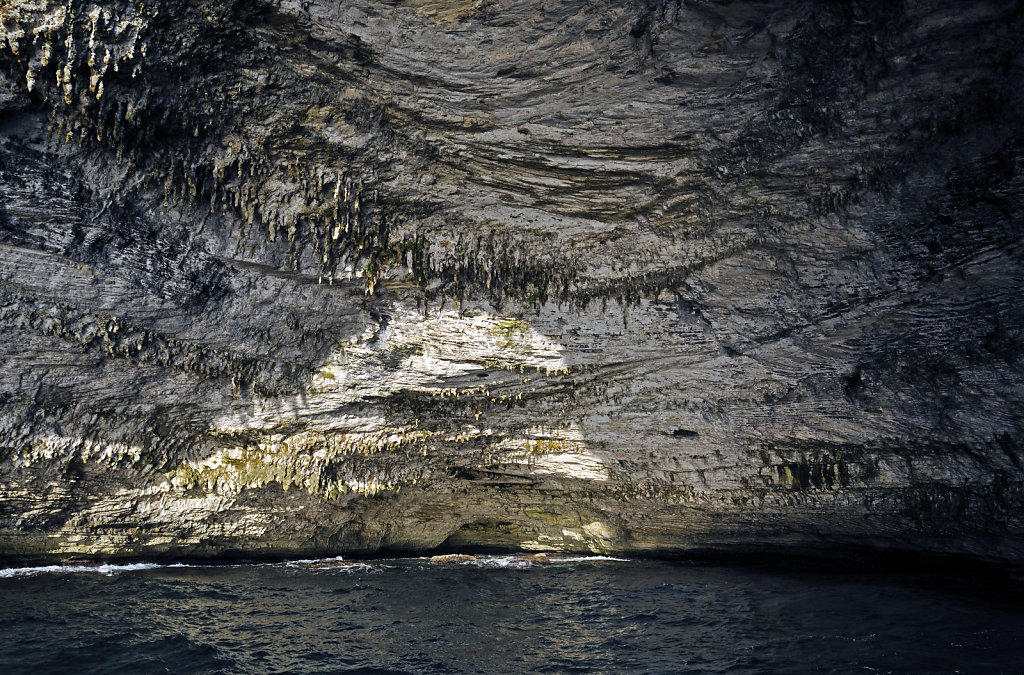 korsika  bonifacio - vom schiff aus - in der grotte st-antoine