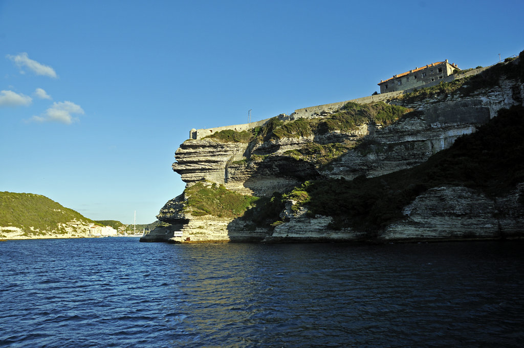 korsika  bonifacio - vom schiff aus - die hafeneinfahrt teil 2