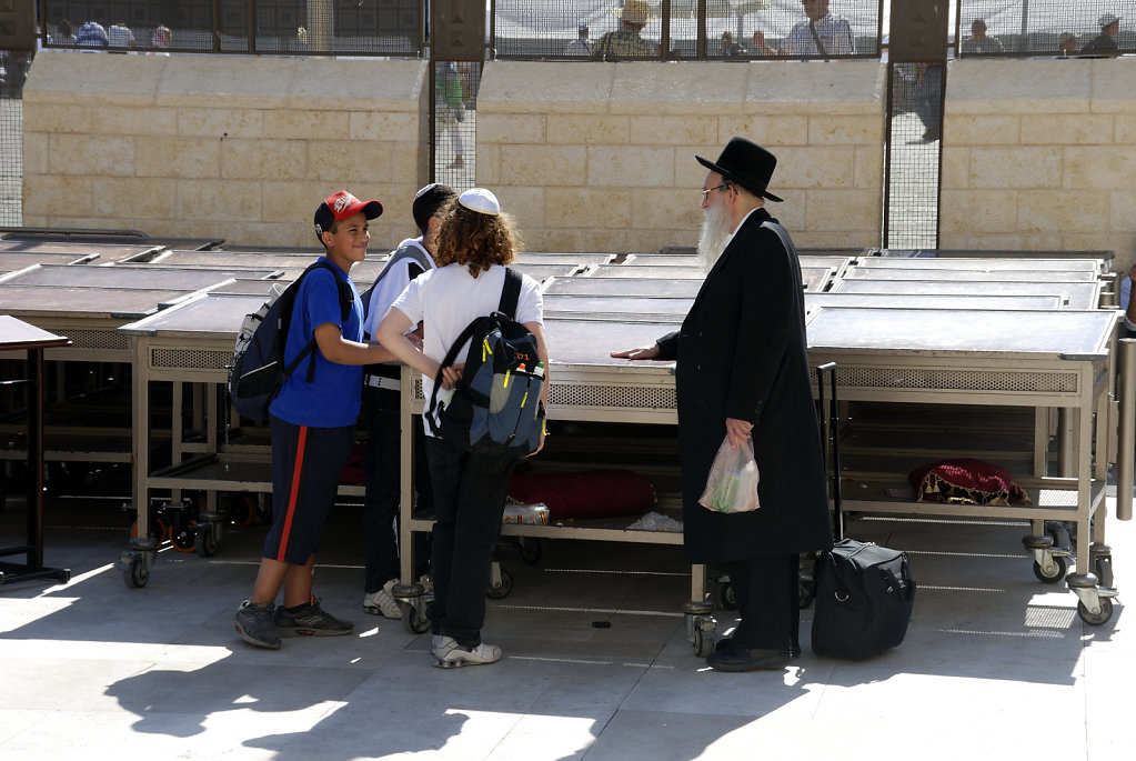 israel – jerusalem - vor der klagemauer- im gespräch